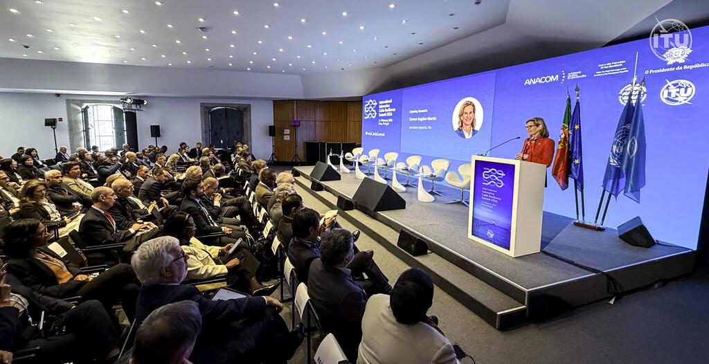 国际电信联盟总干事多琳在葡萄牙波尔图举行的国际海底电缆韧性峰会上向与会代表致辞。（2026年2月2日）